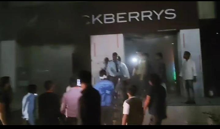 प्रभातम मॉल स्थित BlackBerry के शोरूम में लगी आग, समाजसेवी शांतनु की तत्परता से पाया गया आग पर काबू….