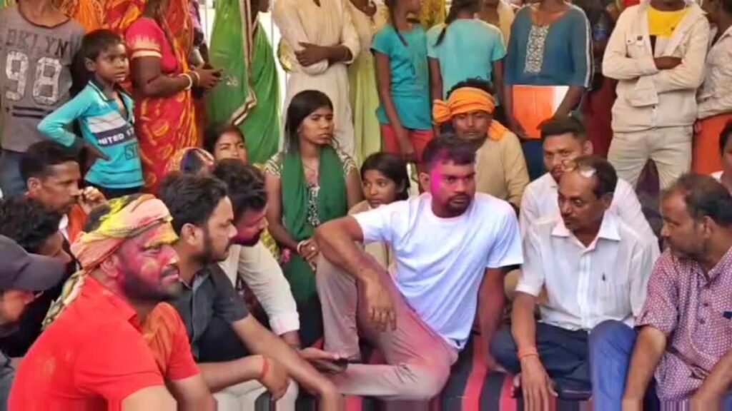 आउटसोर्सिंग कंपनी की हैवी ब्लास्टिंग से एक व्यक्ति की मौत, लोगों ने बीसीसीएल कार्यालय के सामने शव रखकर किया प्रदर्शन…