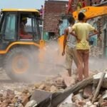 पटना शहर में अचानक दौड़ने लगा बुलडोजर,अधिकारियों को देखते ही मच गया हड़कंप…