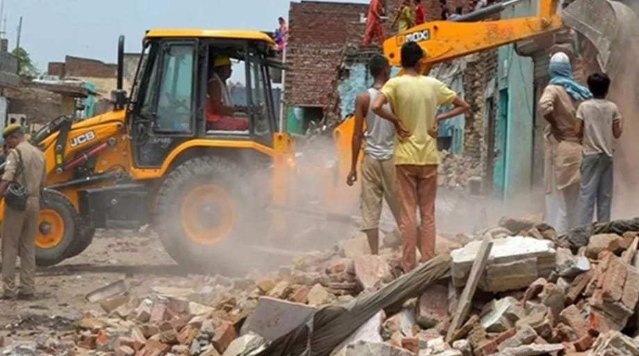 पटना शहर में अचानक दौड़ने लगा बुलडोजर,अधिकारियों को देखते ही मच गया हड़कंप…