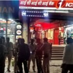 अचानक ATM से होने लगी नोटों की बारिश, 1000 न‍िकालने पर म‍िल रहे थे 2000; जुटी लोगों की भीड़…