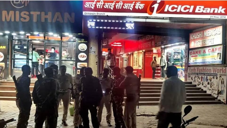 अचानक ATM से होने लगी नोटों की बारिश, 1000 न‍िकालने पर म‍िल रहे थे 2000; जुटी लोगों की भीड़…