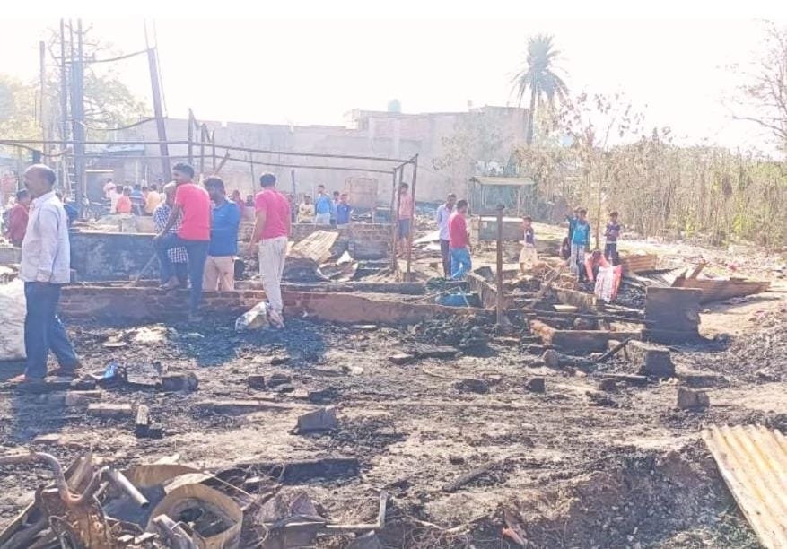 जसीडीह चकाई मोड़ के पास लगी भीषण आग, 12 होटल जलकर खाक, 12 घंटे बिजली ठप…