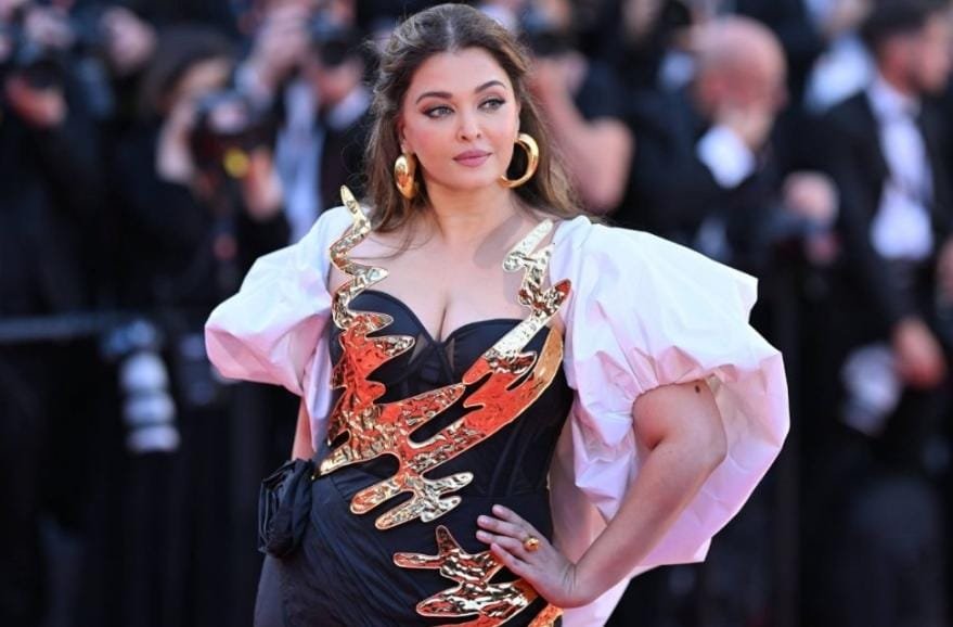 ऐश्वर्या राय ने जिस फिल्म को ठुकराया, उस मूवी से कपूर खानदान की ये बेटी बनी सुपरस्टार, फिल्म ने बॉक्स ऑफिस पर की थी तगड़ी कमाई…