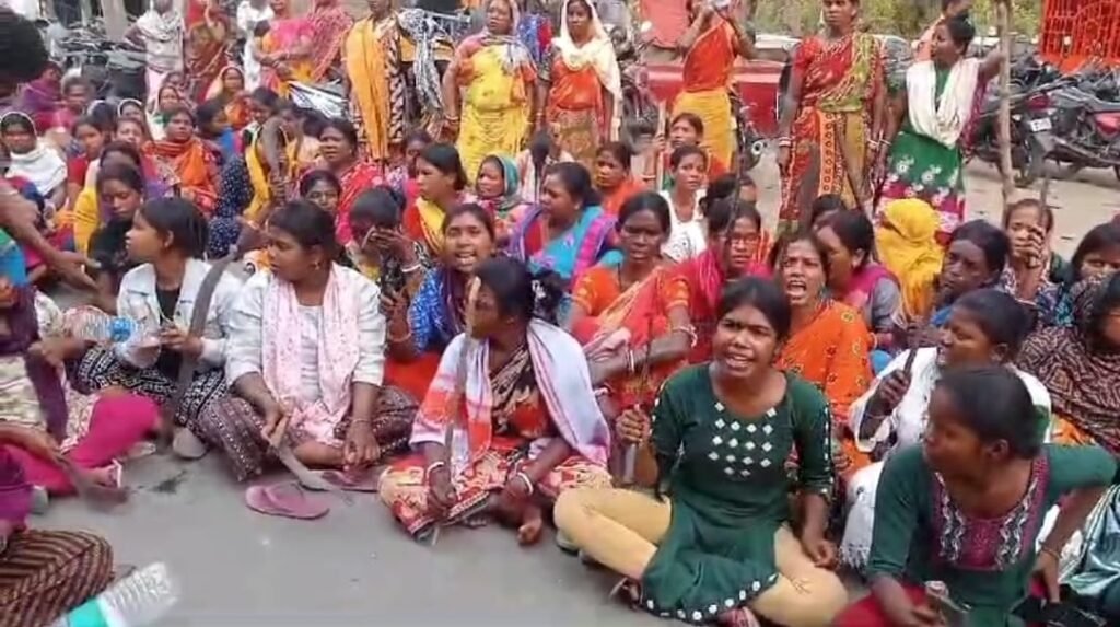 होली के दिन आदिवासी नाबालिक छात्रा के साथ रेप करने के प्रयास मामले मे गिरफ़्तारी की मांग को लेकर आदिवासियों ने थाने का किया घेराव…