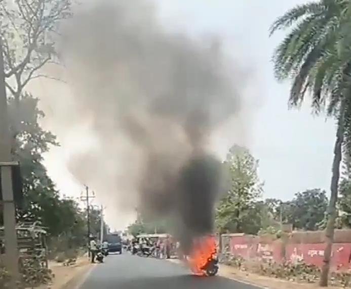 चौंकाने वाली घटना: जामताड़ा में करमाटांड रोड पर इलेक्ट्रिक स्कूटी जली….