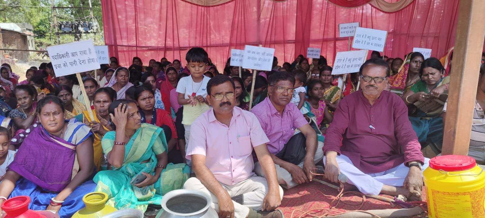 निरसा के ग्रामीण क्षेत्रों में पेयजल संकट गहराया, एगयारकुंड दक्षिण पंचायत में पानी के लिए मचा हाहाकार , प्रखण्ड सह आंचल कार्यालय में अनिश्चितकाल धरना जारी…