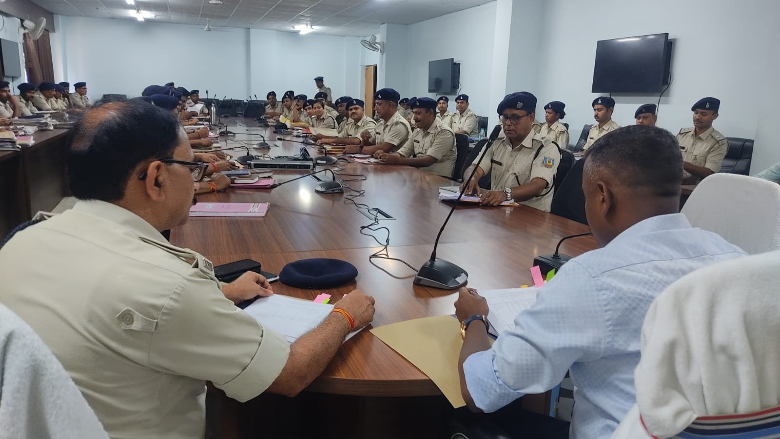 लंबित कांड के अनुसन्धान को लेकर एसएसपी महोदय ने की समीक्षा बैठक, जांच में तेजी लाने का दिया निर्देश…