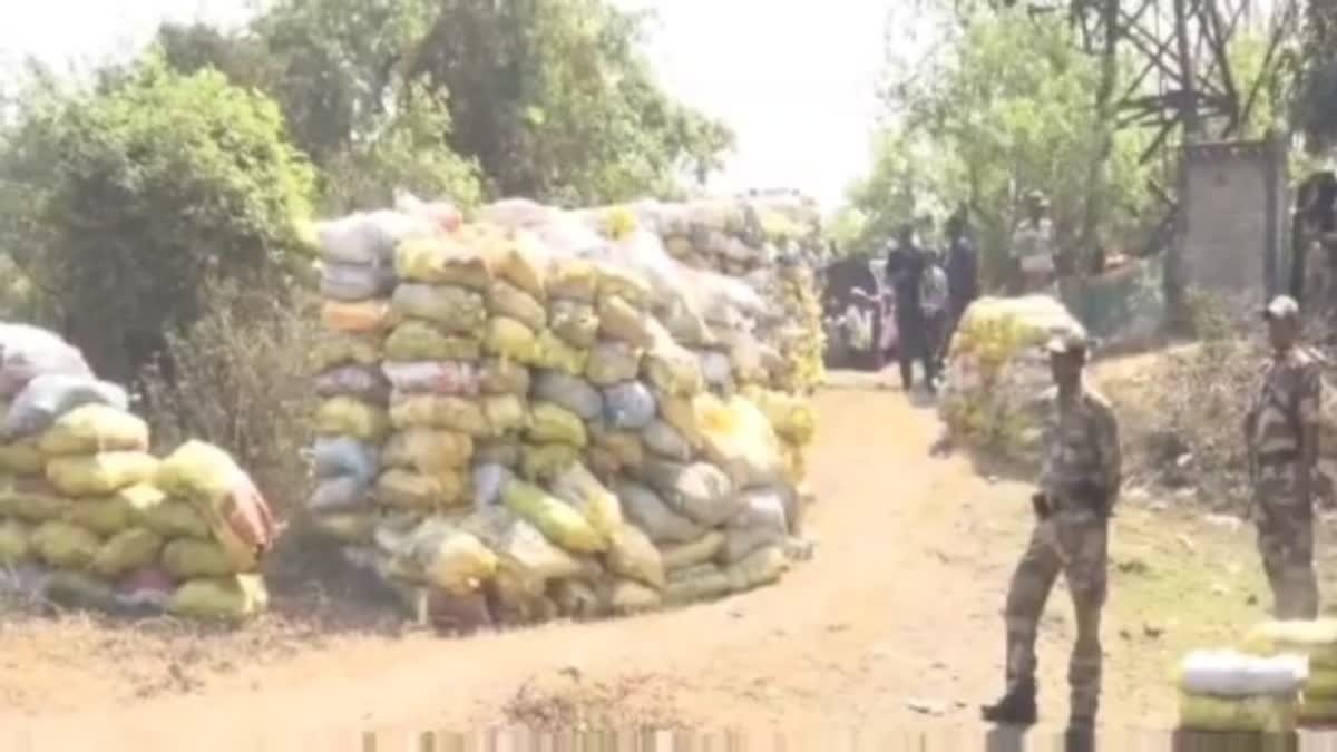 धनबाद में अवैध कोयला खनन और भंडारण के खिलाफ कार्रवाई की गई है. इस दौरान भारी मात्रा में अवैध कोयला बरामद किया गया है…