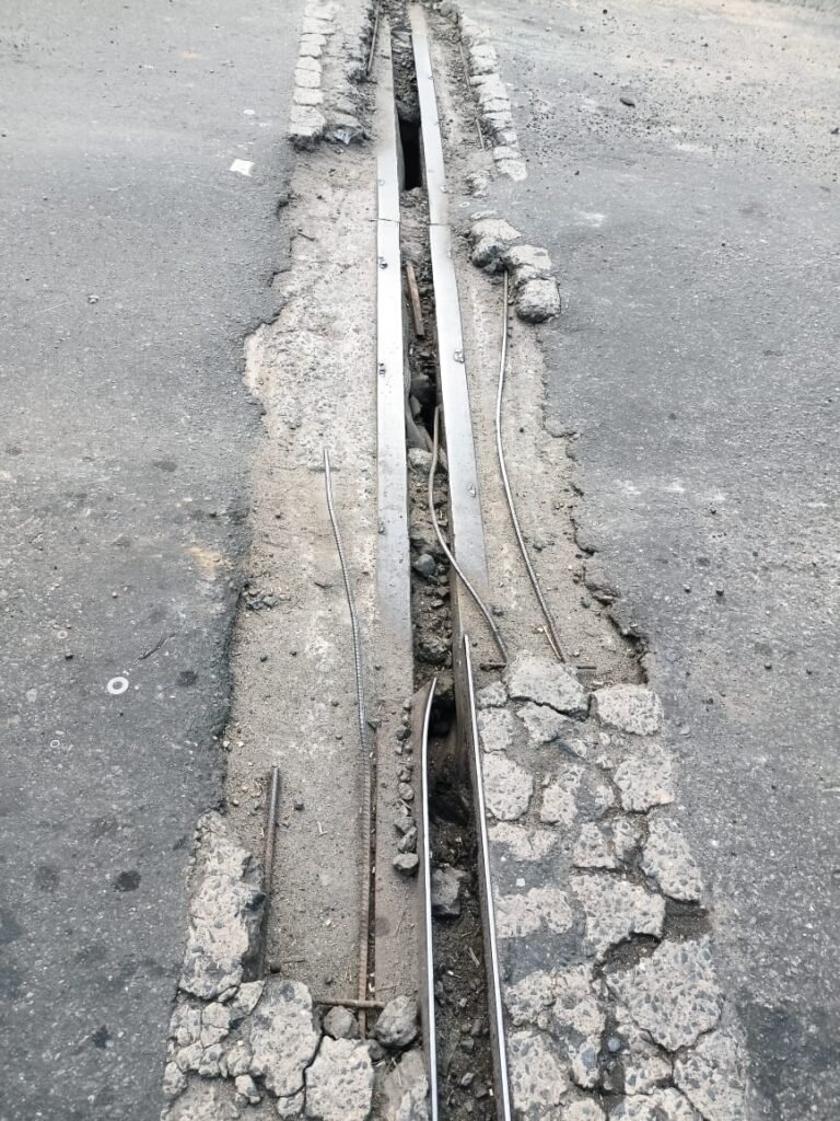 प्रधानखंता रेल ओवर ब्रिज में पांच वर्षों में ही दरारें…