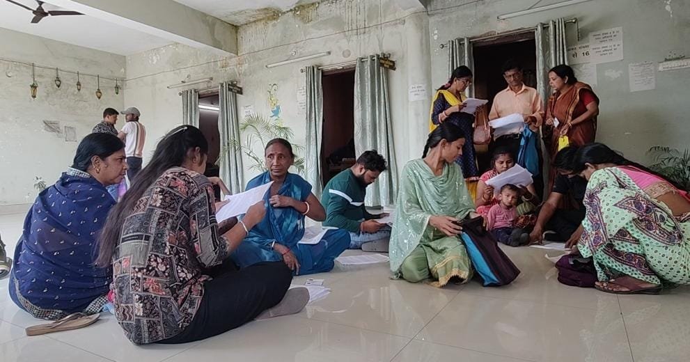 जमीन पर बैठ ढूंढ़ रही मईयां अपना सम्मान:मईयां सम्मान…