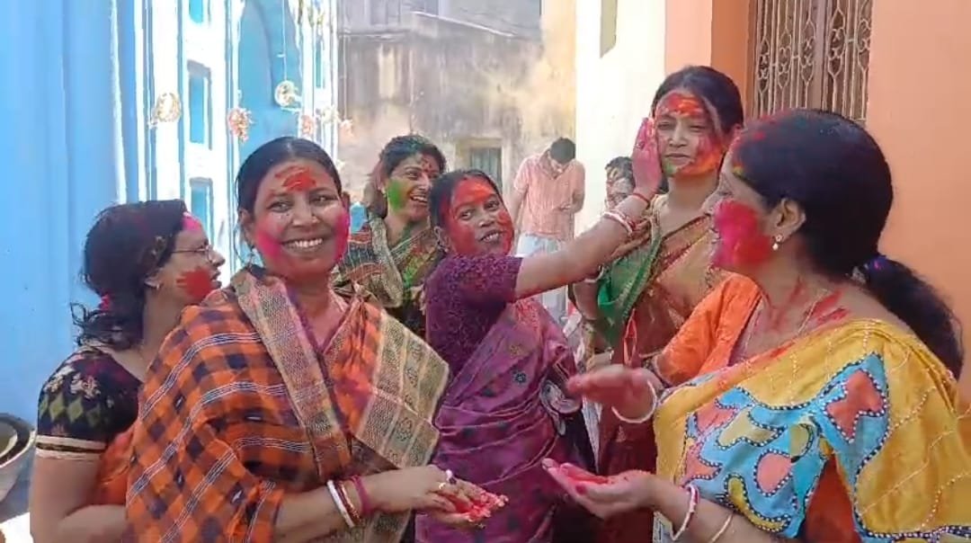 बंगाल मे होली की अनोखी परंपरा यहाँ होली के पाँच दिनों बाद पंच होली खेलने की है रिवाज़…