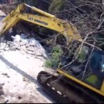 क्षतिग्रस्त पुल का निर्माण कार्य के दौरान पोकलेन गिरी पुल के नीचे ड्राइवर के जान बाल बाल बचा…