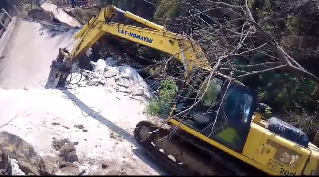 क्षतिग्रस्त पुल का निर्माण कार्य के दौरान पोकलेन गिरी पुल के नीचे ड्राइवर के जान बाल बाल बचा…