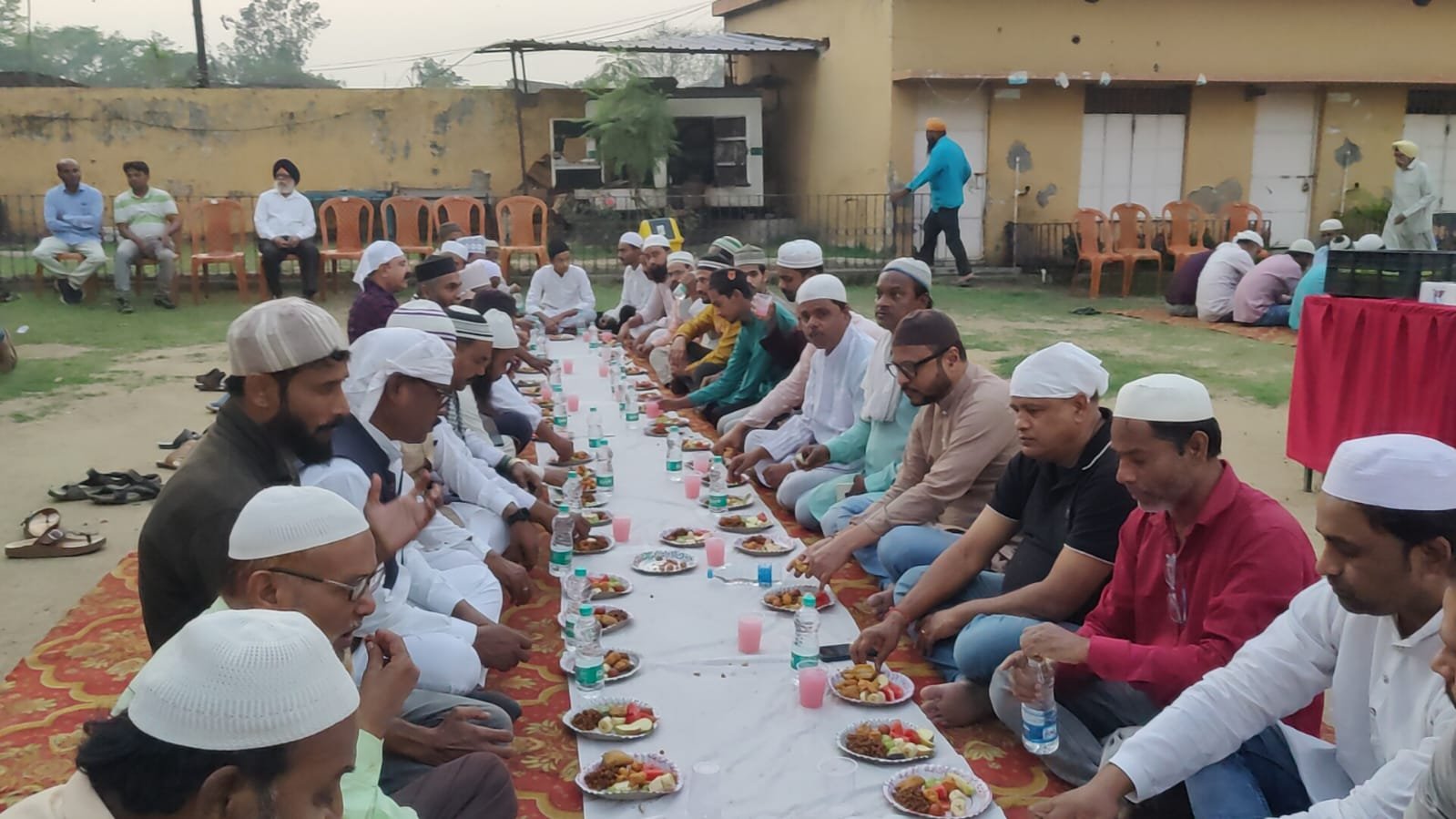 गुरु नानक मिशन स्कुल में सिख समाज द्वारा आयोजित किया गया इफ्तार पार्टी, विधायक रहे मौजूद…