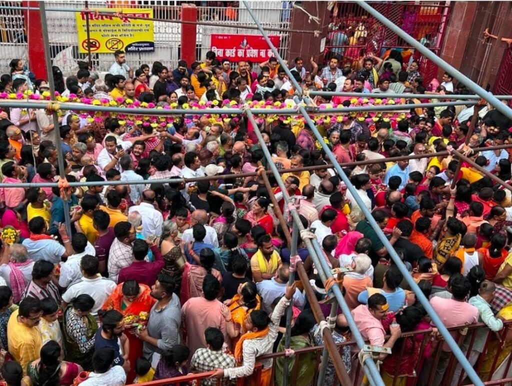 बाबा मंदिर में उमड़े भक्त, रात आठ बजे तक एक लाख भक्तों ने चढ़ाया जल….