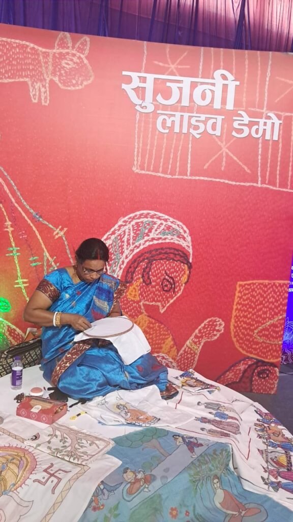 बिहार दिवस समारोह में खूब पसंद की गई सुजनी, कसीदा और लहठी कला..महिला विकास निगम के पवेलियन में खूब उमड़ी भीड़…