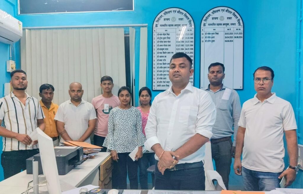 सहायक श्रमायुक्त ने 8 कामगारों को कराया 3.54 लाख बकाया भुगतान…