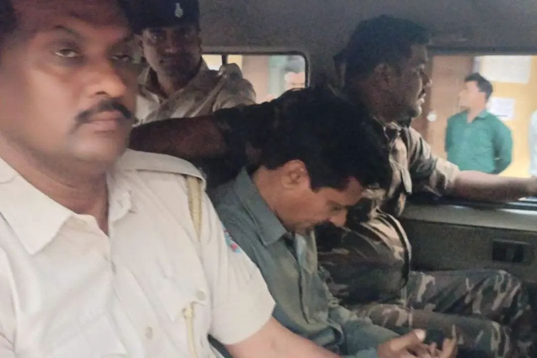 ACB Trap: बोकारो में राजस्व कर्मचारी 20 हजार की रिश्वत लेते रंगेहाथ गिरफ्तार, एसीबी की बड़ी कार्रवाई…