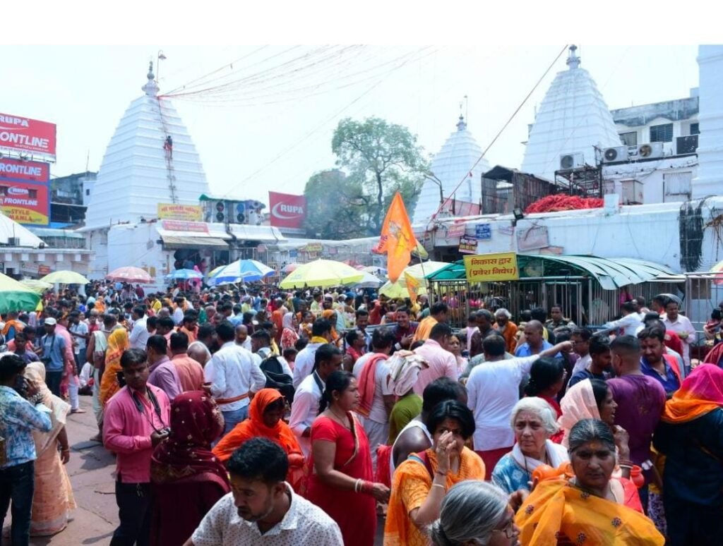 सोमवारी पर भक्तों की लगी कतार, 80 हजार भक्तों ने की पूजा…