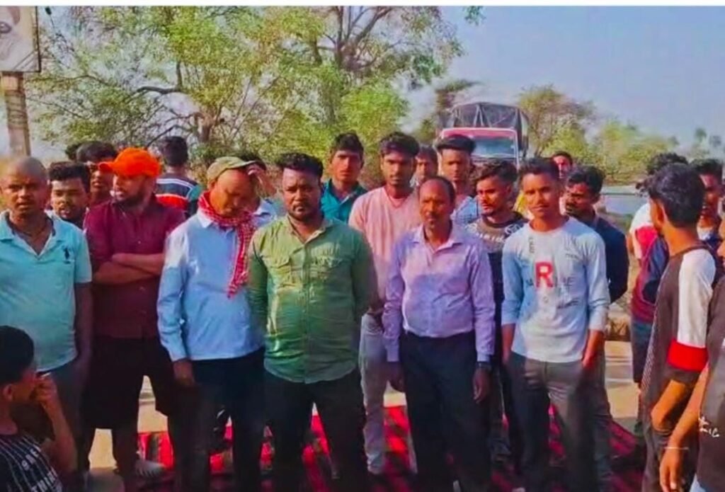 गिरिडीह में ग्रामीणों ने की सड़क जाम, यात्री शेड तोड़ने वालों पर की कार्रवाई की मांग…