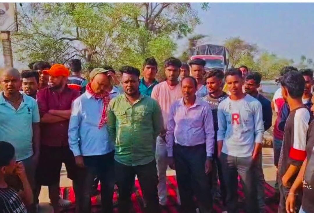 गिरिडीह में ग्रामीणों ने की सड़क जाम, यात्री शेड तोड़ने वालों पर की कार्रवाई की मांग…