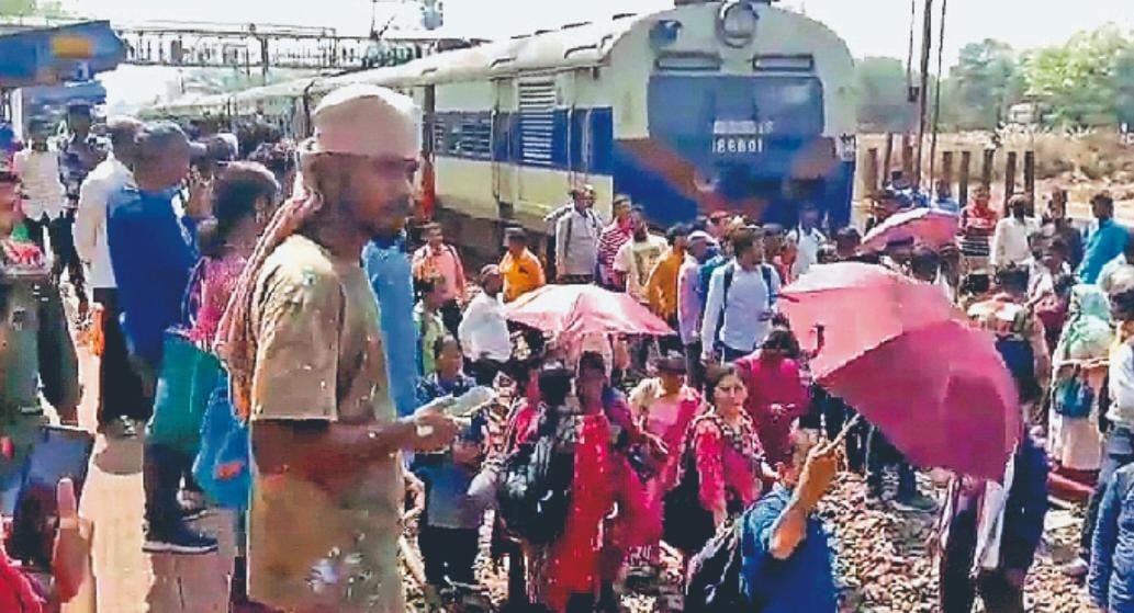 आद्रा मंडल : झांटीपहाड़ी में रेल रोक कर जताया प्रतिवाद…