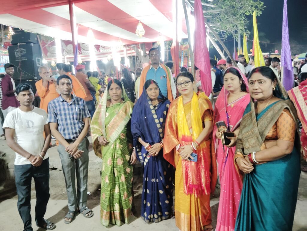 श्री श्री 108 श्री नवरात्रि अखण्ड हरि किर्त्तन में उपस्थित सिंदरी भाजपा नेत्री तारा देवी माथा टेक भगवान से आशीर्वाद प्राप्त किए…