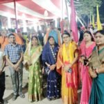 श्री श्री 108 श्री नवरात्रि अखण्ड हरि किर्त्तन में उपस्थित सिंदरी भाजपा नेत्री तारा देवी माथा टेक भगवान से आशीर्वाद प्राप्त किए…