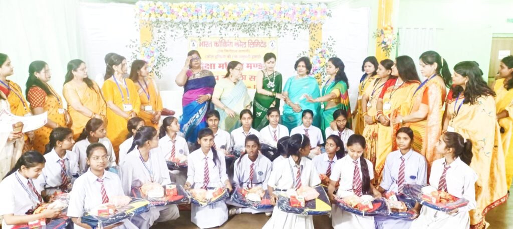 कतरास क्लब में आयोजित पौधारोपण कार्यक्रम में छात्राओं को पुरस्कृत किया गया….