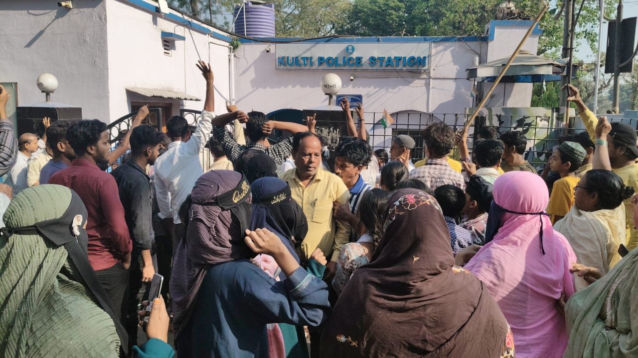 मेला मे बिना प्रमिशन के भारी वाहन पर लदा सामान ले जाने को लेकर पुलिस से भिड़े तृणमूल नेता काटा जमकर बवाल, तीन गिरफ्तार…