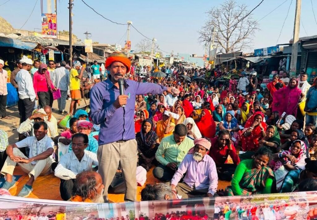 गिरिडीह में किसान जनता पार्टी का सड़क जाम, गाड़ियों की लगी लंबी कतार, आम लोगों से झड़प…