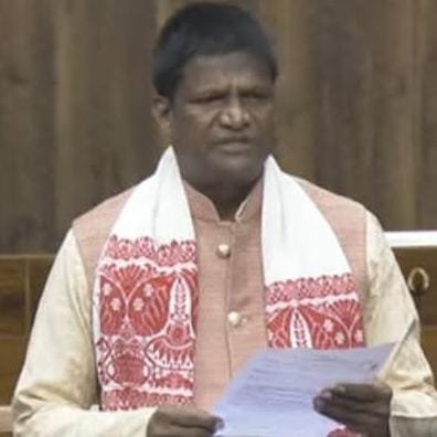 सांसद ढुलू महतो पार्लियामेंट में उर्वरक और रसायन मंत्री जेपी नड्डा से मिले और सिंदरी की समस्याओं का पत्र शौपा…