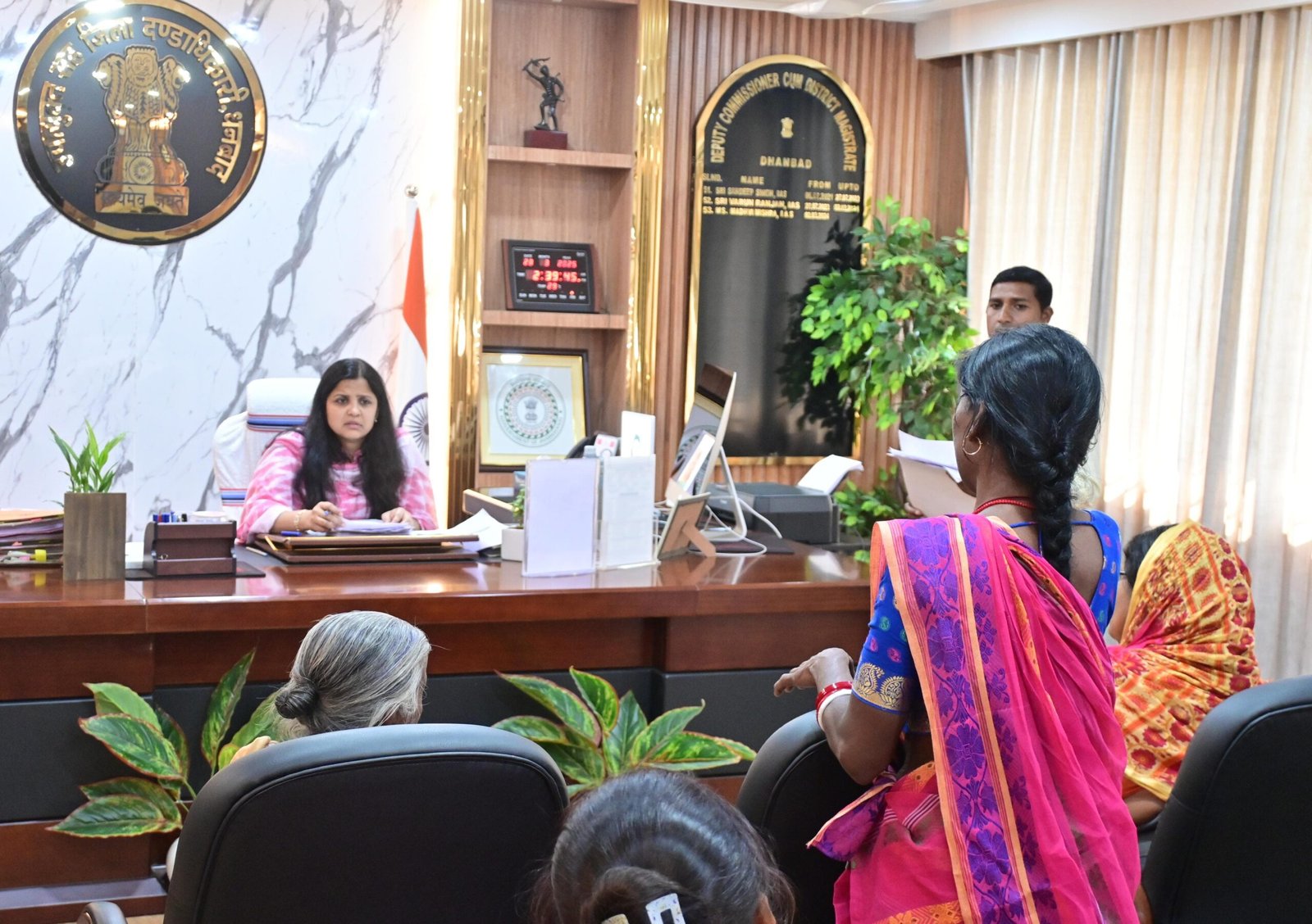 रेजिडेंशियल कंपलेक्स के गैरेजों में गोदाम बनाने की शिकायत…