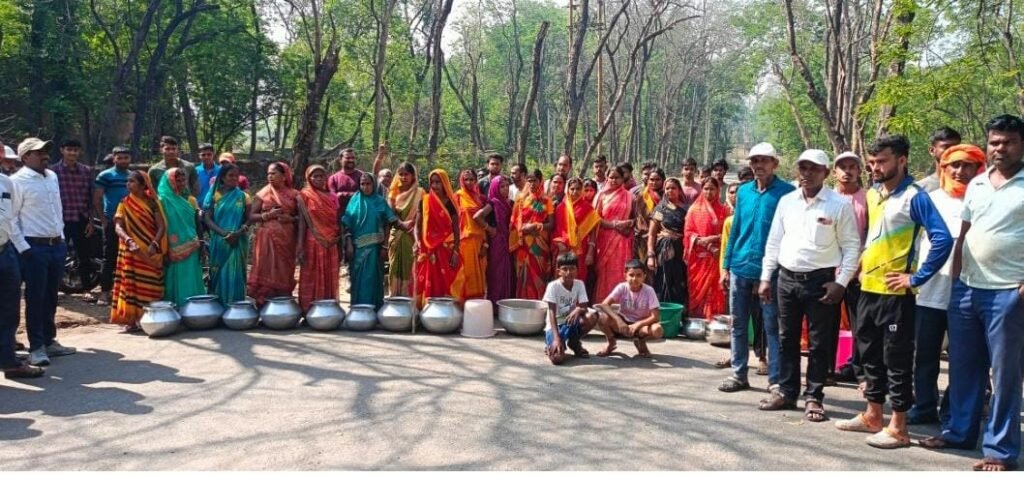 पानी के लिए बर्तन के साथ सड़क पर उतरे ग्रामीण…