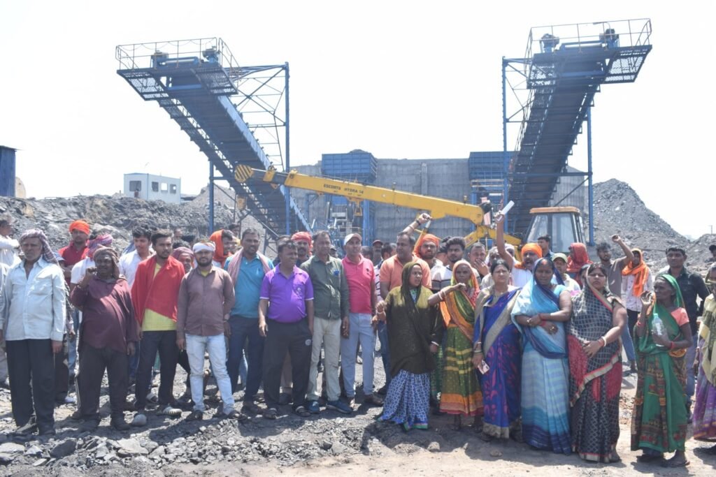 रोजगार की मांग को लेकर पूर्व पार्षद अपने समर्थकों के साथ साइडिंग में किया विरोध प्रदर्शन…