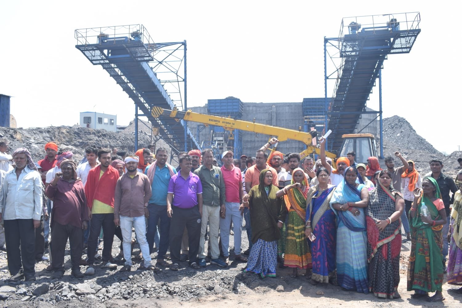 रोजगार की मांग को लेकर पूर्व पार्षद अपने समर्थकों के साथ साइडिंग में किया विरोध प्रदर्शन…