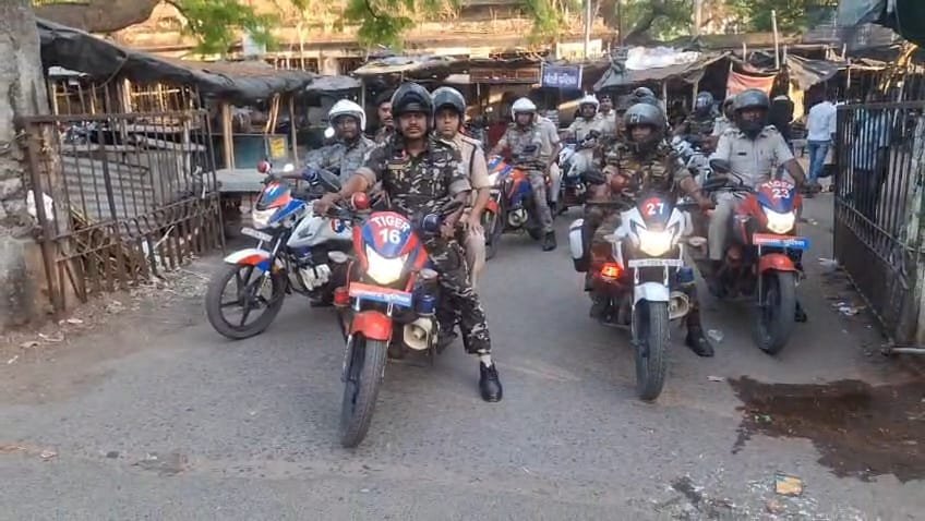 ईद व रामनवमी त्योहार के मद्देनज़र जिले में निकाला गया फ्लैग मार्च…