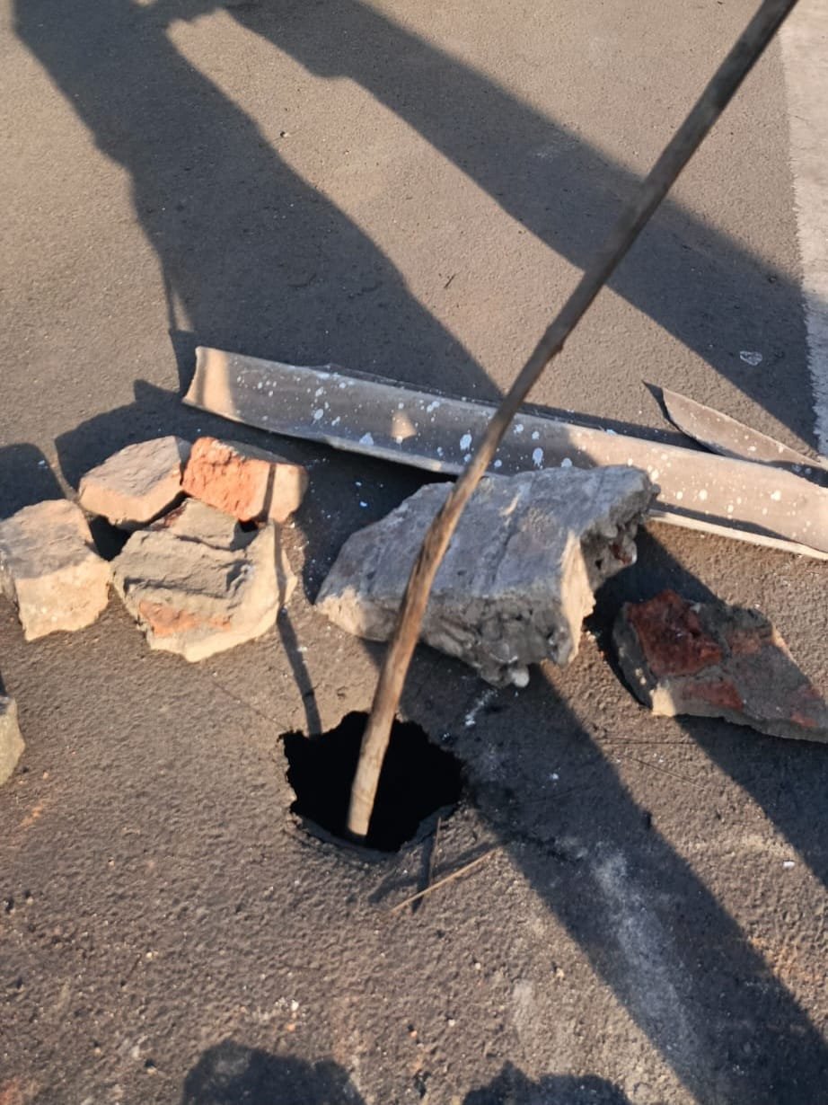 झरिया बलियापुर मुख्य मार्ग घनुडीह के समीप बना गोप, लोगों में डर…