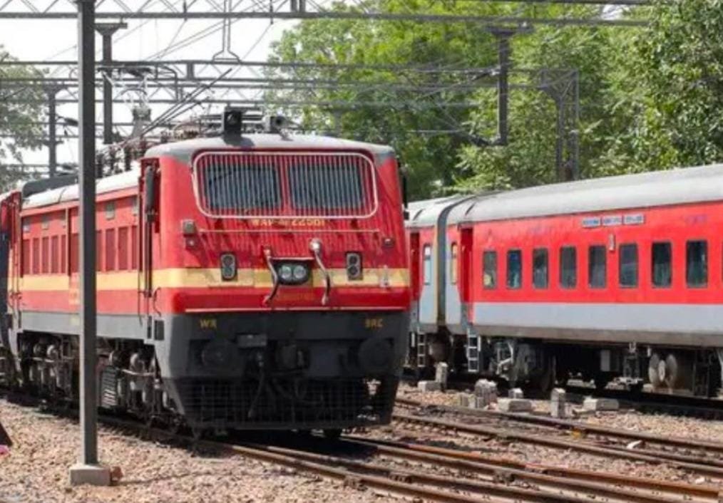 DHANBAD RAIL DIVISION TOP: माल ढुलाई में देशभर में फिर बना नंबर 01,यात्री सुविधाओं में भी आगे,160 किलोमीटर हाईस्पीड ट्रेन के लिए तैयार हो रहा है ट्रैक…