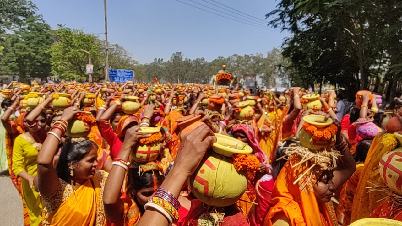 मंगल कलश यात्रा के साथ आठ दिवसीय श्री लक्ष्मीनारायण महायज्ञ एव नव निर्मित मंदिर का प्राण प्रतिष्ठा शुरू…