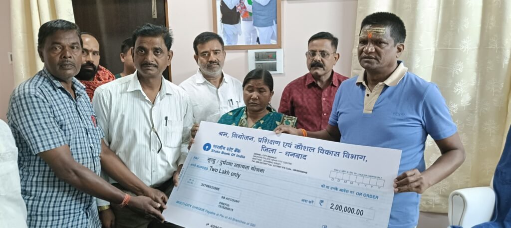 श्रम विभाग के निबंधित मजदूर की पत्नी को सांसद ढुलू महतो द्वारा 2 लाख रुपये की मृत्यु सहायता राशि प्रदान…