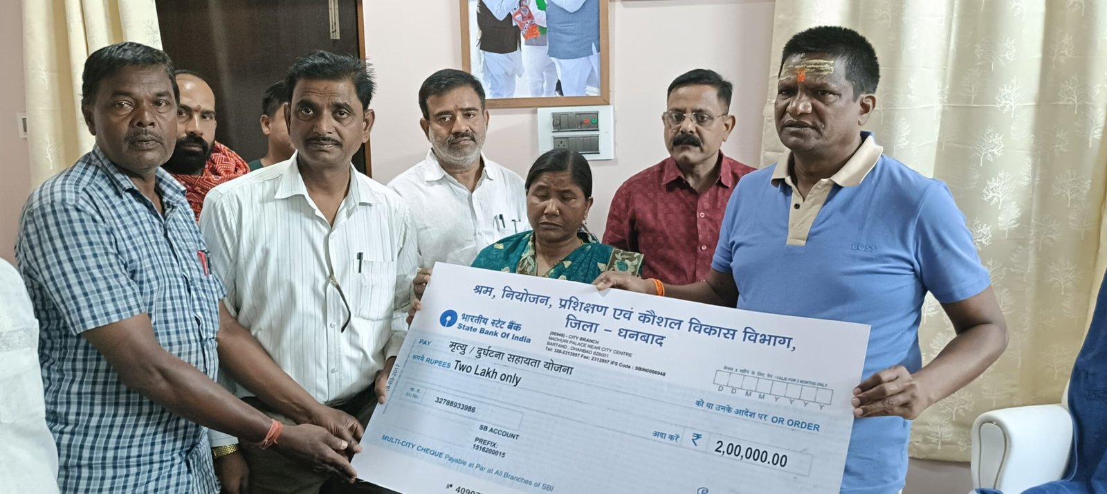 श्रम विभाग के निबंधित मजदूर की पत्नी को सांसद ढुलू महतो द्वारा 2 लाख रुपये की मृत्यु सहायता राशि प्रदान…