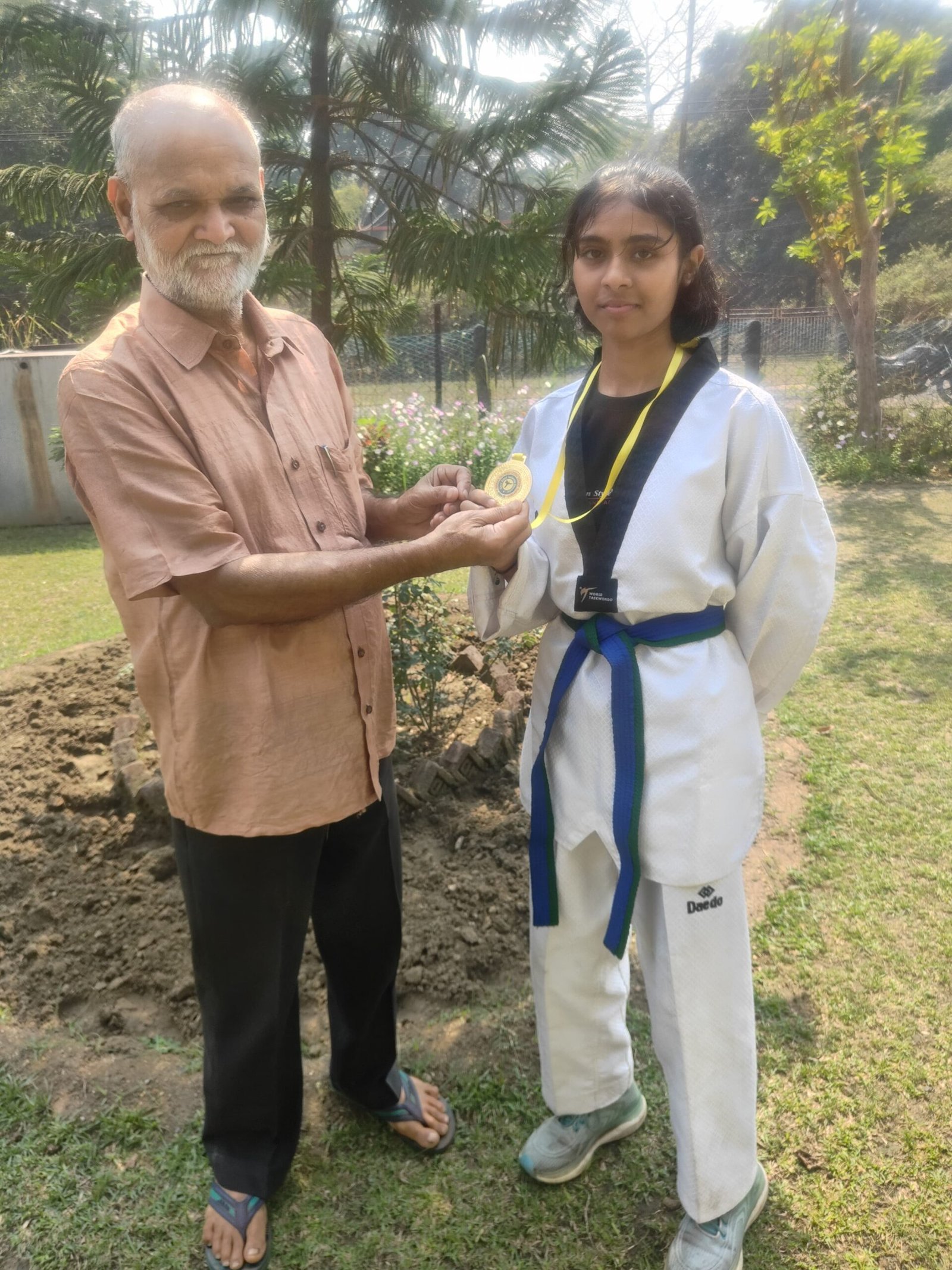 एफसीआई सिंदरी के संपदा अधिकारी देवदास अधिकारी ने आराध्य पाण्डे को किए सम्मानित…