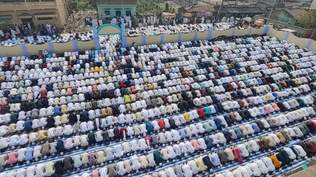 धनबाद में ईद उल फितर की धूम, एक-दूसरे के गले मिलकर लोगों ने पेश की ईद की मुबारकबाद…