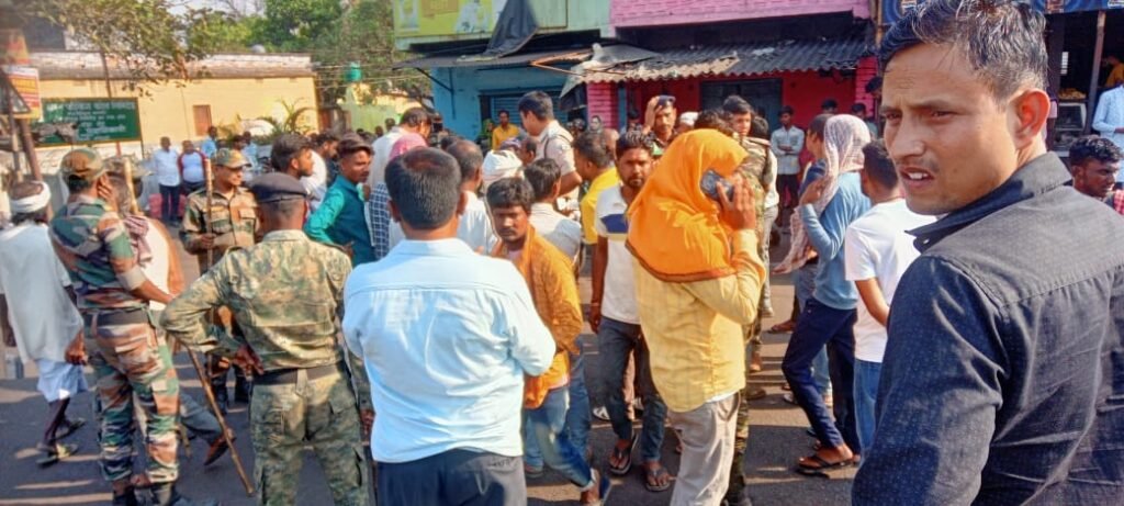 कार और बाइक के बीच हुई भीषण टक्कर एक कि मौत दो की स्थिति नाजुक बिरोध में सड़क जाम…