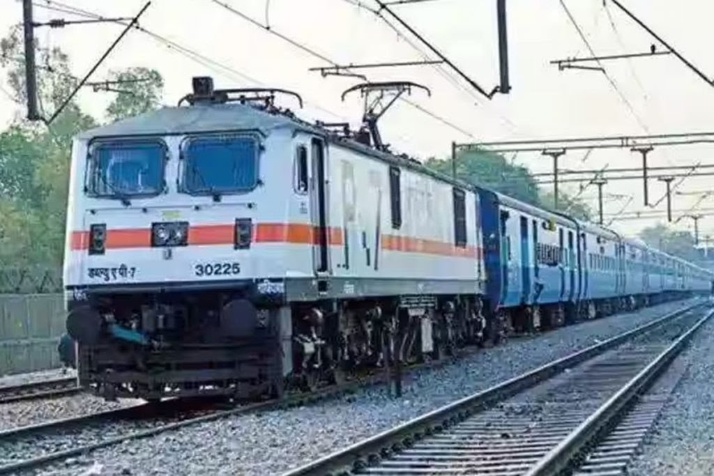 Indian Railways News: होली में घर लौटना हुआ मुश्किल, ट्रेनों में नहीं मिल रहीं सीटें, वापसी भी आसान नहीं…