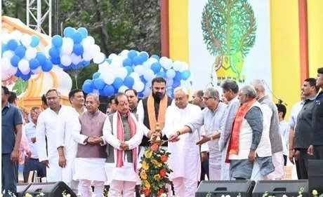CM नीतीश ने किया बिहार दिवस का शुभारंभ, बोले- मिलकर करेंगे विकास…