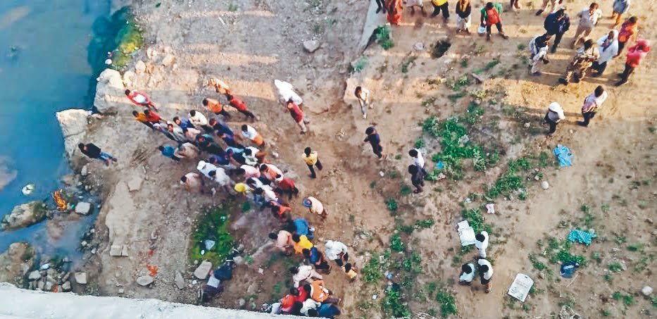 पुलिस के डर से कर्मनाशा नदी पुल से कूदे दो पशु तस्कर, एक की मौत…