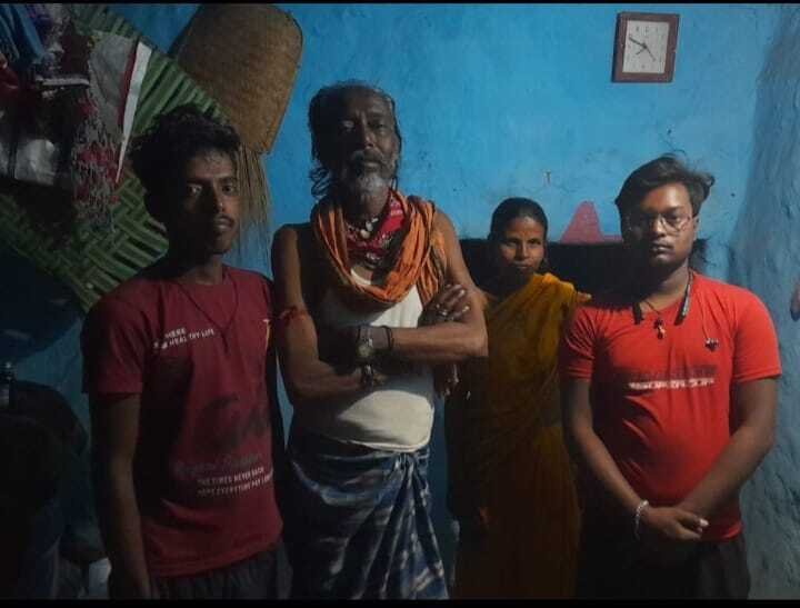 Dhanbad News: कुंभ में बिछड़े महेंद्र ठाकुर ने 40 दिनों तक भीख मांग कर गुजारा किया…